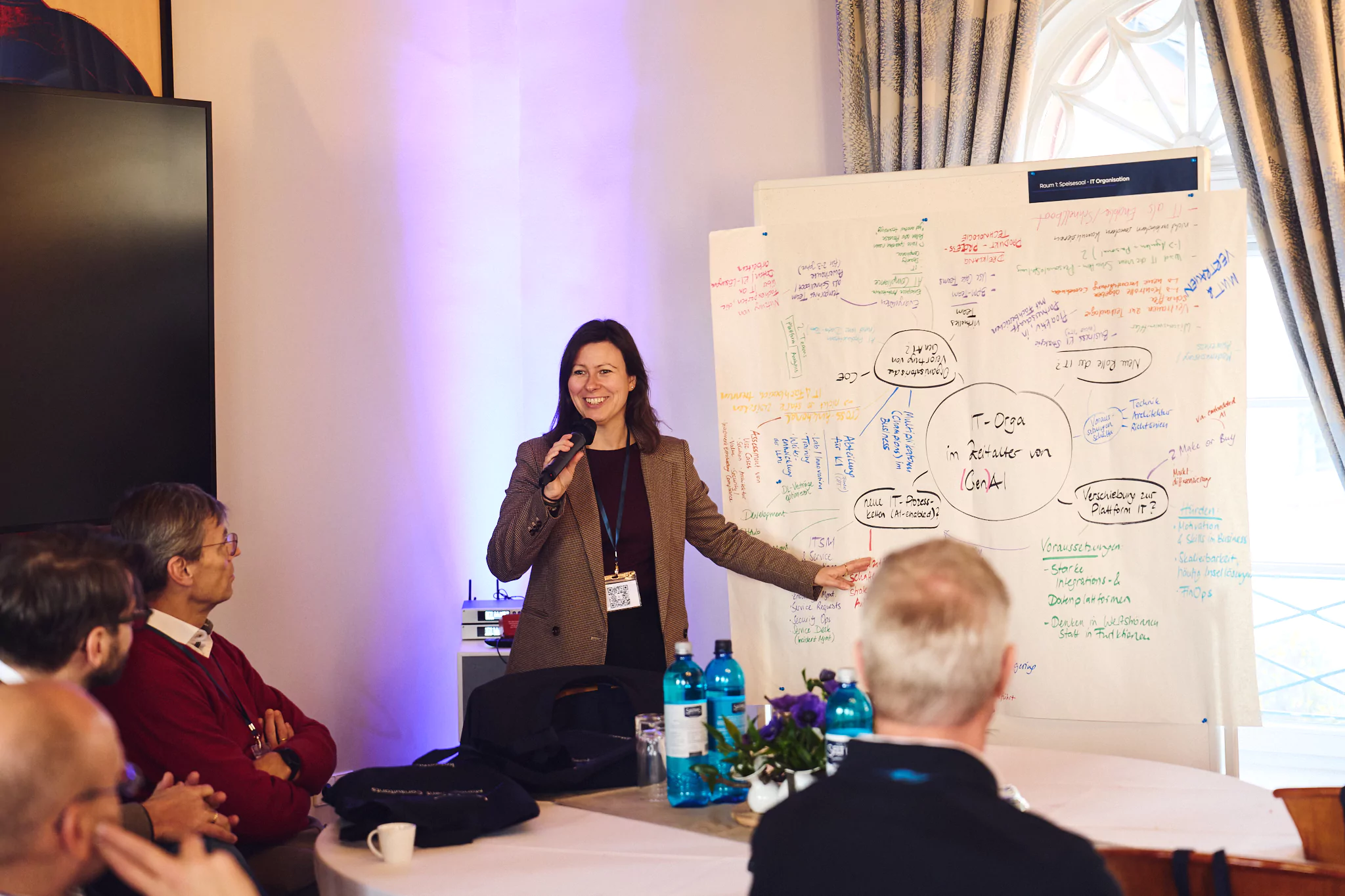 Mitarbeiterin beim präsentieren eines Flipcharts